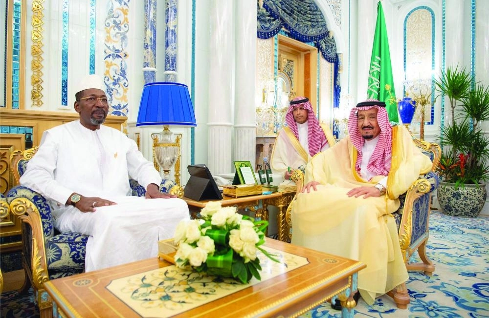 الملك سلمان خلال استقباله الحسن بالا بجدة أمس                                  (واس)