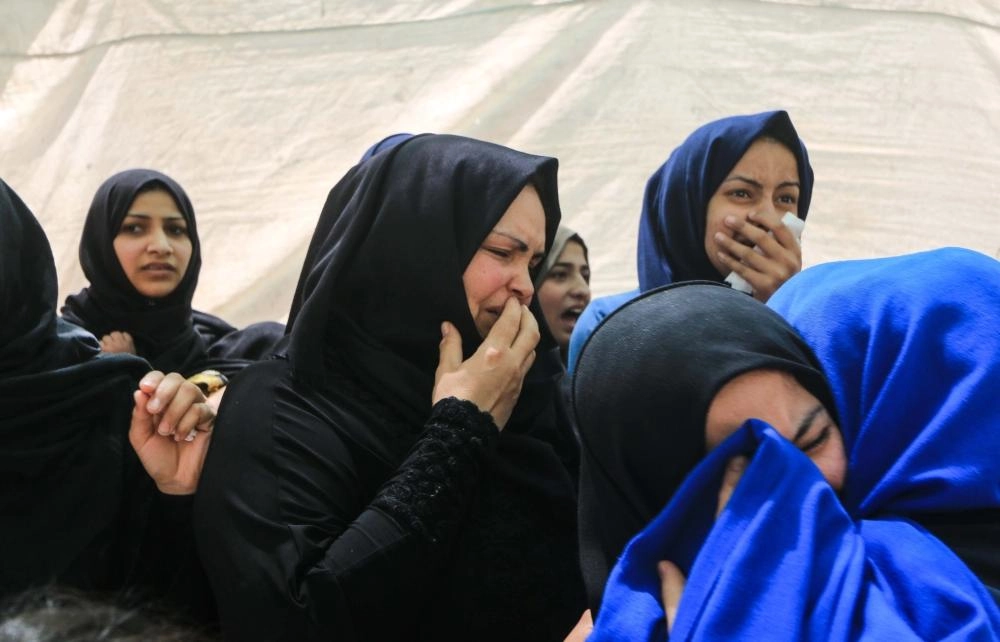 لحظة تشييع أحد شهداء غزة (د ب أ)