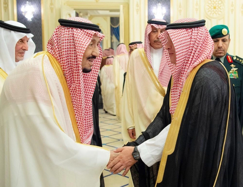  الملك سلمان لدى استقباله الأمراء والعلماء والوزراء وقادة القطاعات العسكرية والأهالي في قصر السلام بجدة أمس الأول (واس) 