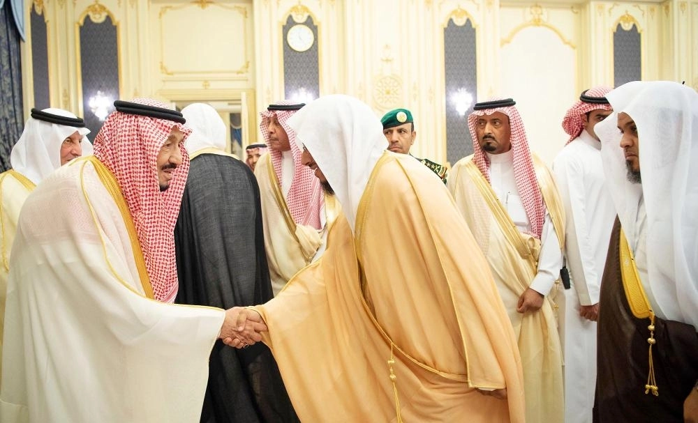  الملك سلمان لدى استقباله الأمراء والعلماء والوزراء وقادة القطاعات العسكرية والأهالي في قصر السلام بجدة أمس الأول (واس) 