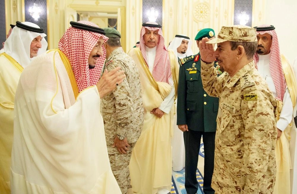  الملك سلمان لدى استقباله الأمراء والعلماء والوزراء وقادة القطاعات العسكرية والأهالي في قصر السلام بجدة أمس الأول (واس) 