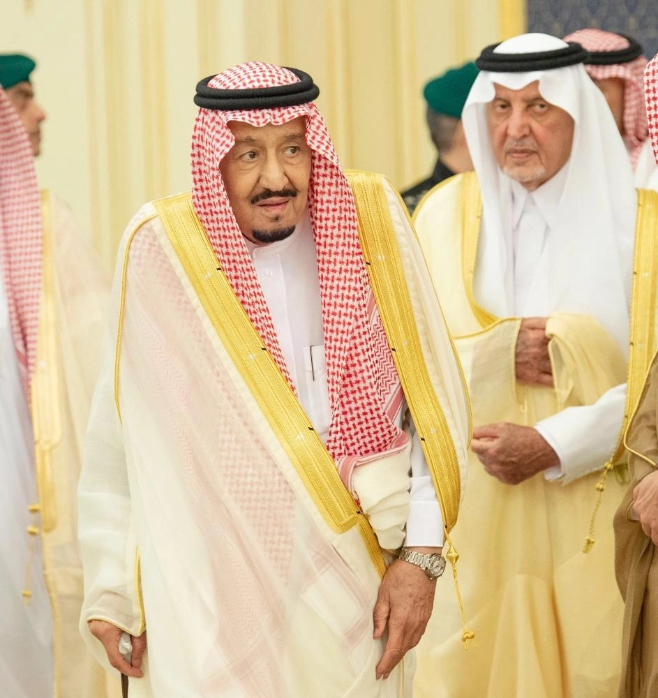  الملك سلمان لدى استقباله الأمراء والعلماء والوزراء وقادة القطاعات العسكرية والأهالي في قصر السلام بجدة أمس الأول (واس) 