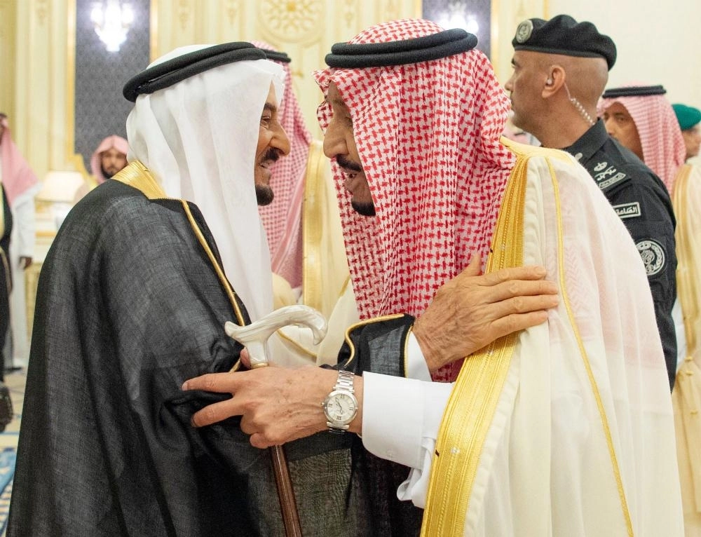  الملك سلمان لدى استقباله الأمراء والعلماء والوزراء وقادة القطاعات العسكرية والأهالي في قصر السلام بجدة أمس الأول (واس) 