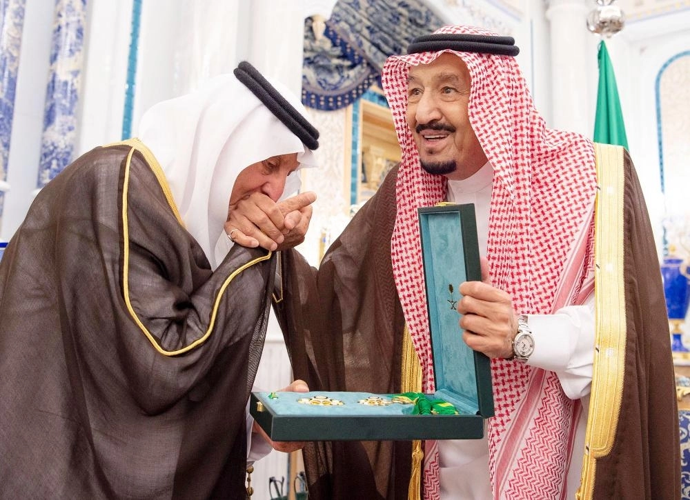 






الملك سلمان خلال منحه خالد الفيصل وشاح الملك عبدالعزيز