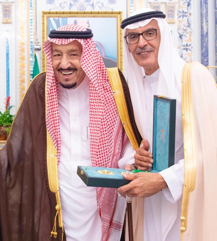 






.. وخلال منحه بدر بن عبدالمحسن وشاح الملك عبدالعزيز