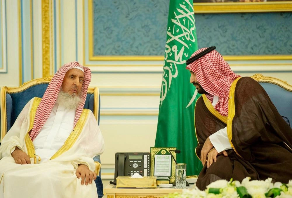 






الأمير محمد بن سلمان في حديث مع المفتي خلال الاستقبال                            (واس) 