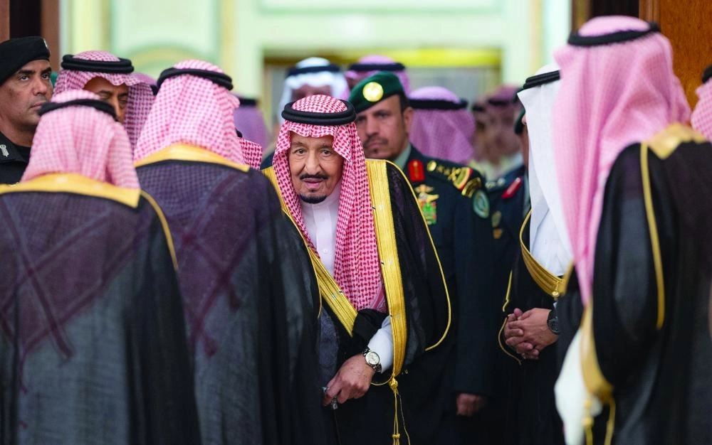 الملك سلمان مصافحا الوزراء قبل جلسة المجلس