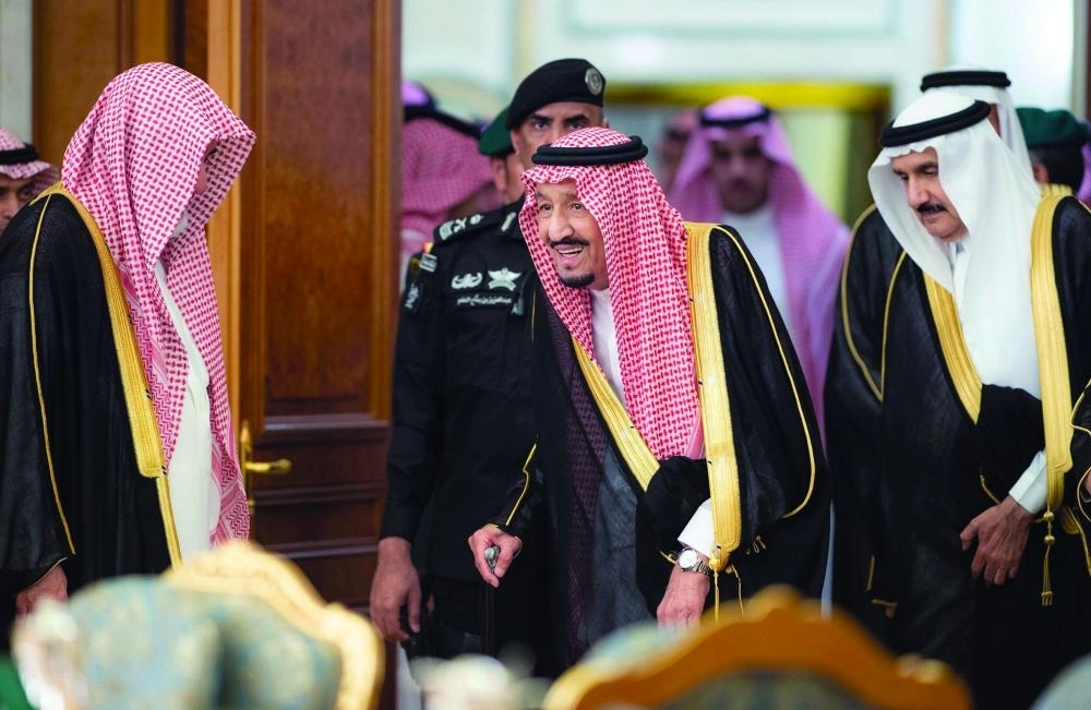الملك سلمان لدى دخوله إلى مقر انعقاد جلسة المجلس