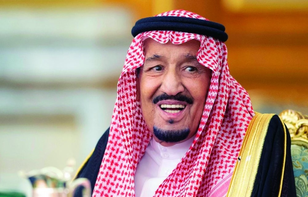 الملك سلمان لدى ترؤسه جلسة مجلس الوزراء في قصر السلام بجدة أمس الأول (واس) 