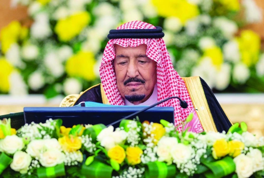 الملك سلمان لدى ترؤسه جلسة مجلس الوزراء في قصر السلام بجدة أمس الأول (واس) 