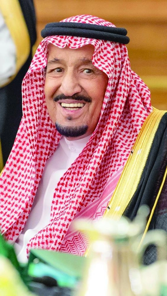 الملك سلمان لدى ترؤسه جلسة مجلس الوزراء في قصر السلام بجدة أمس الأول (واس) 