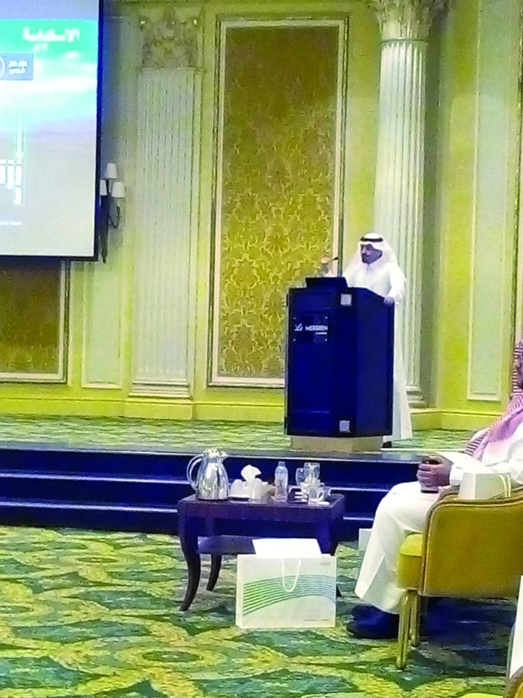 العتيبي يتحدث في اللقاء أمس (مكة)