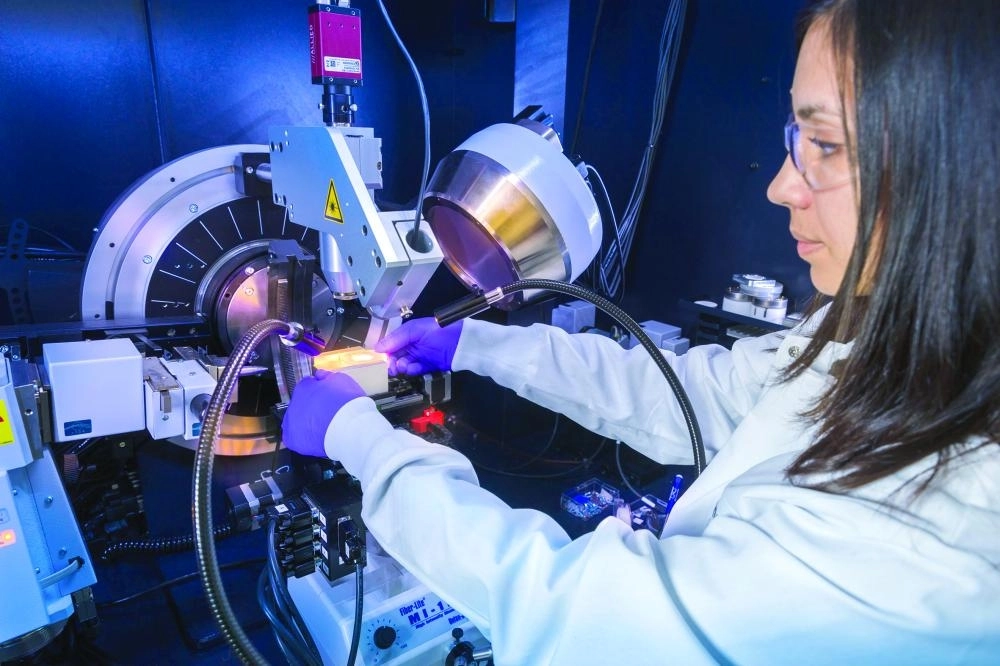 إحدى الباحثات في مركز أبحاث أرامكو في ولاية ماساتشوتس