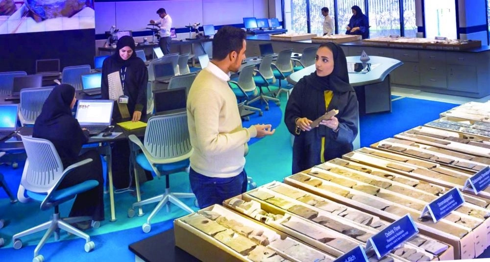 






داخل أحد مراكز أبحاث أرامكو                         (أرامكو السعودية)