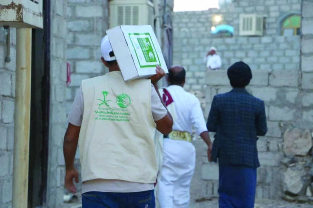 مركز الملك سلمان خلال توزيع التمور في مأرب (مكة)