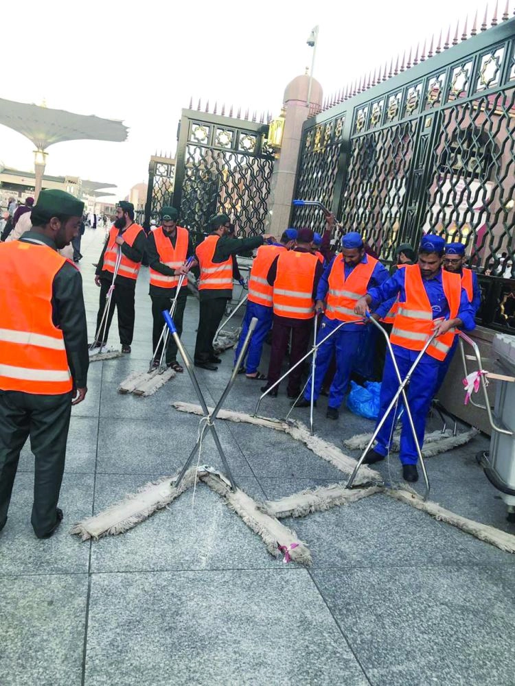 






عمال خلال إزالة الحشرات                             (مكة)