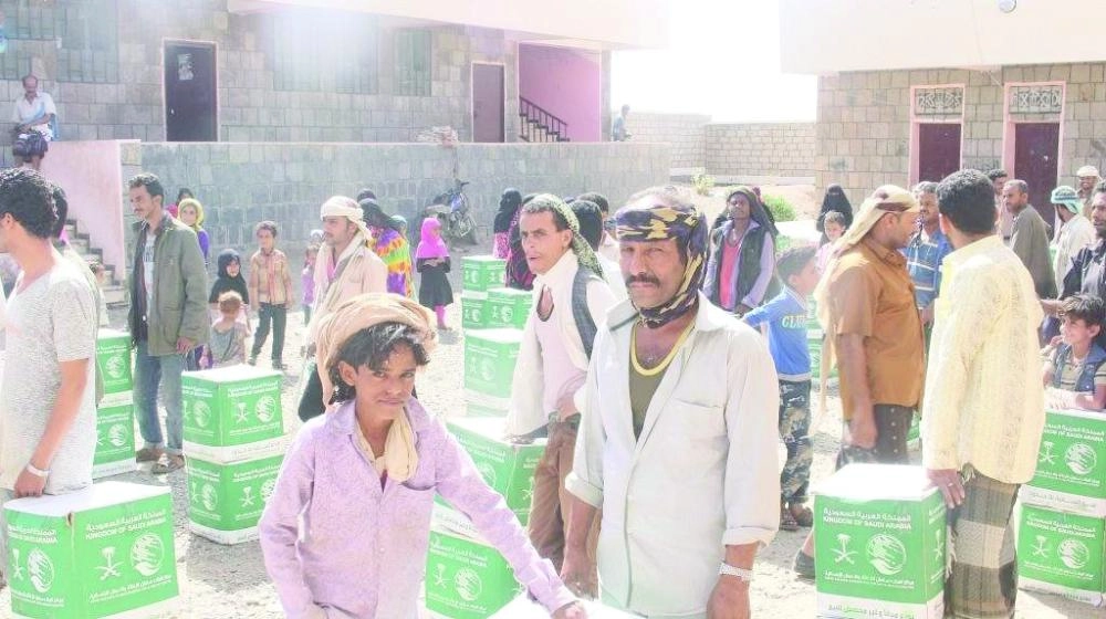 



سلال غذائية سعودية في اليمن               (واس)