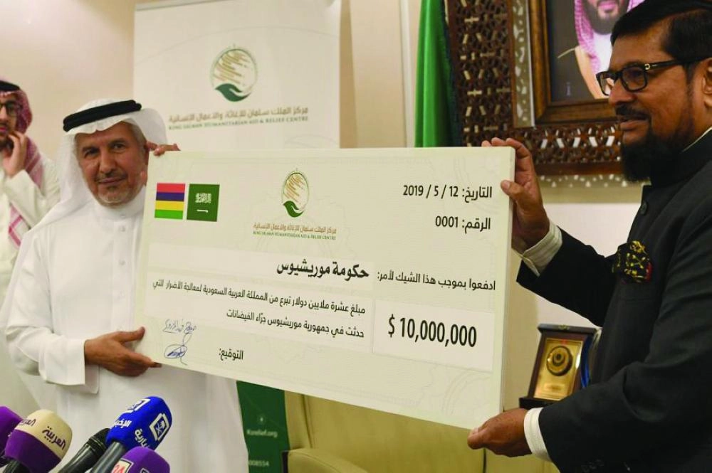 



الربيعة يسلم الشيك لمسؤول موريشيوس                               (واس)