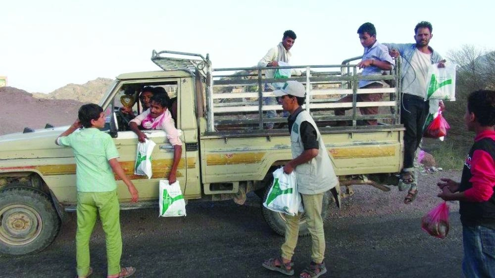 فريق مركز الملك سلمان للإغاثة يوزع الوجبات (واس)