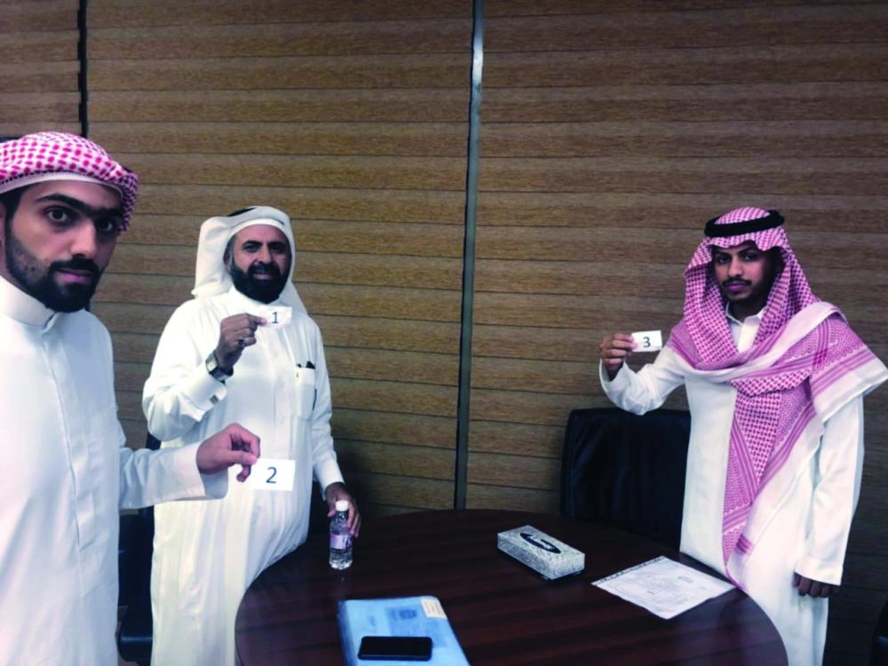 مشاركون في إجراء القرعة (مكة)