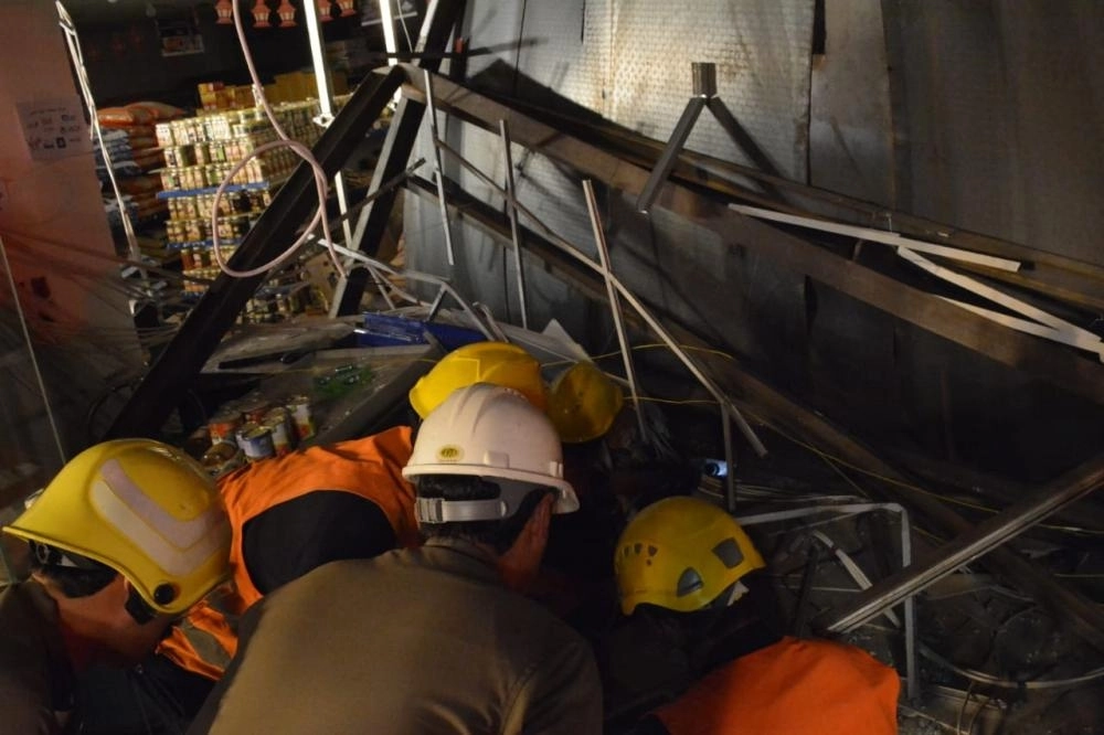 رجال الدفاع المدني خلال مباشرة الحريق (مكة)