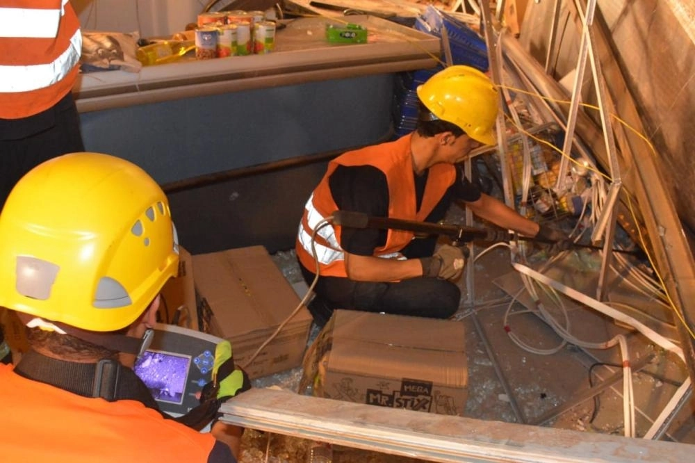 رجال الدفاع المدني خلال مباشرة الحريق (مكة)