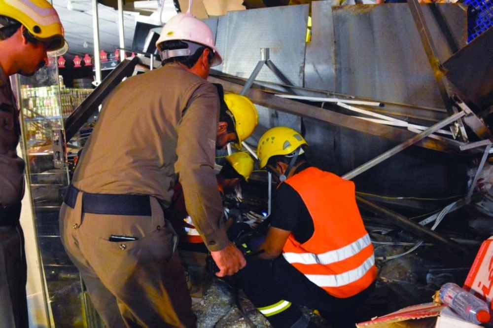 






رجال الدفاع المدني خلال مباشرة الحريق         (مكة)