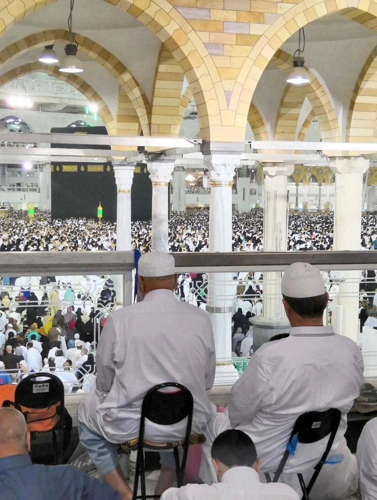 






معتمرون وزوار داخل المسجد الحرام                             (مكة)