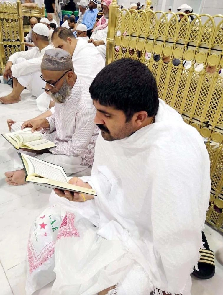 معتمرون وزوار داخل المسجد الحرام 