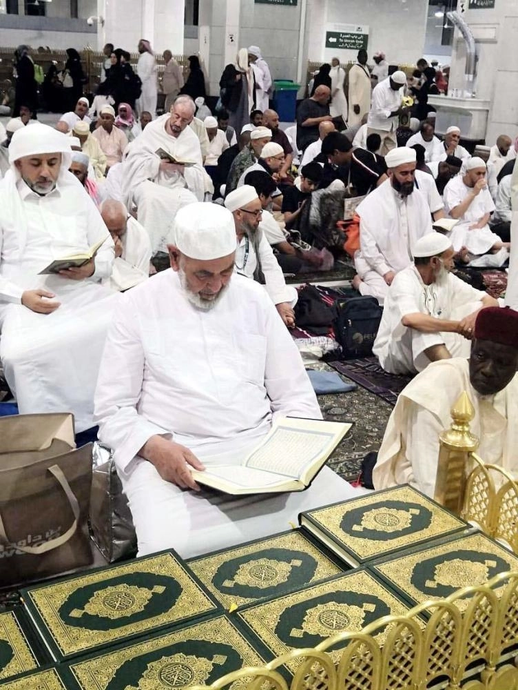 معتمرون وزوار داخل المسجد الحرام 