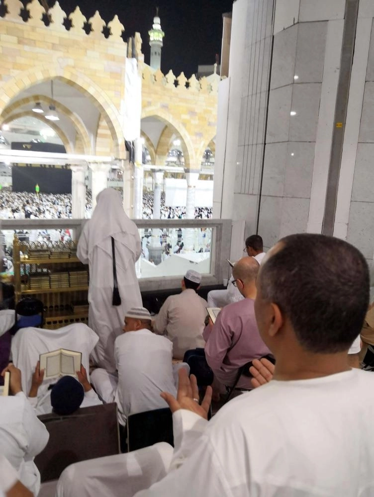 معتمرون وزوار داخل المسجد الحرام 