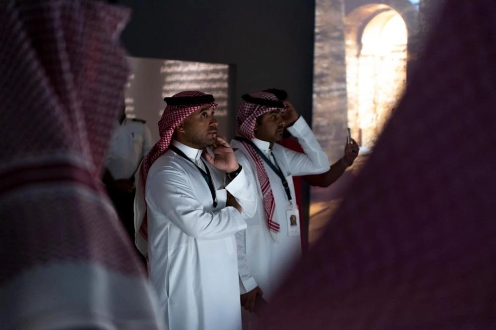 فنانو الرياض خلال زيارتهم معرض "مدن دمرها الإرهاب" (مكة)