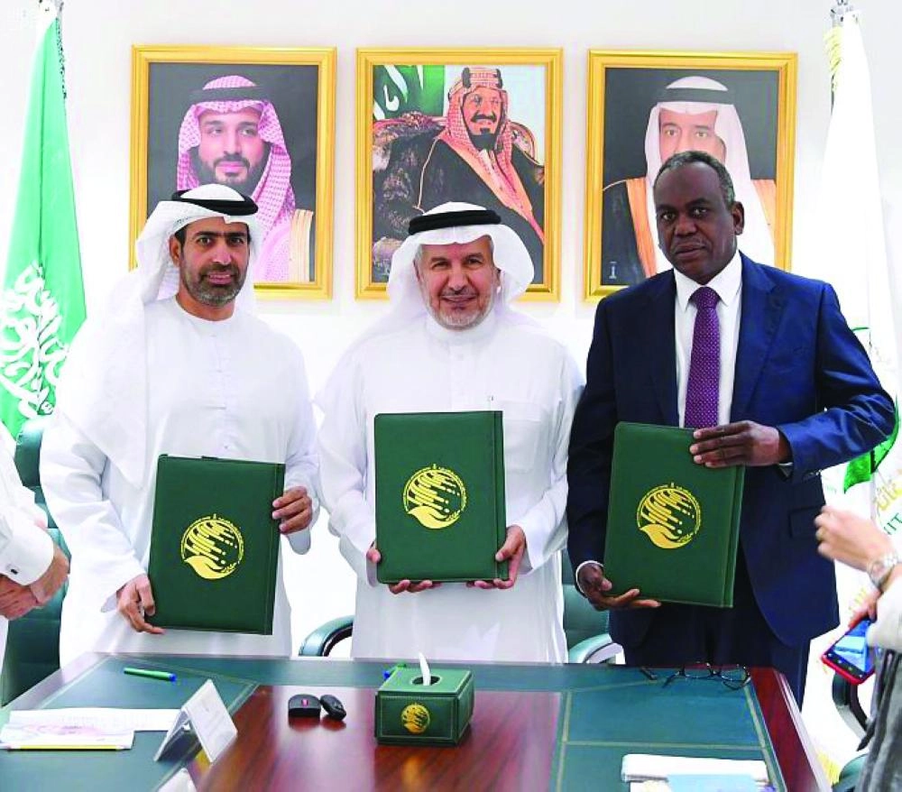 






آدم والربيعة والشامسي عقب توقيع الاتفاقية     (واس)