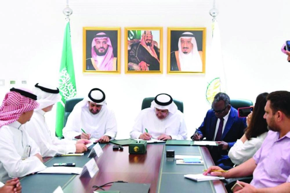 الربيعة والشامسي خلال توقيع الاتفاقية (واس)