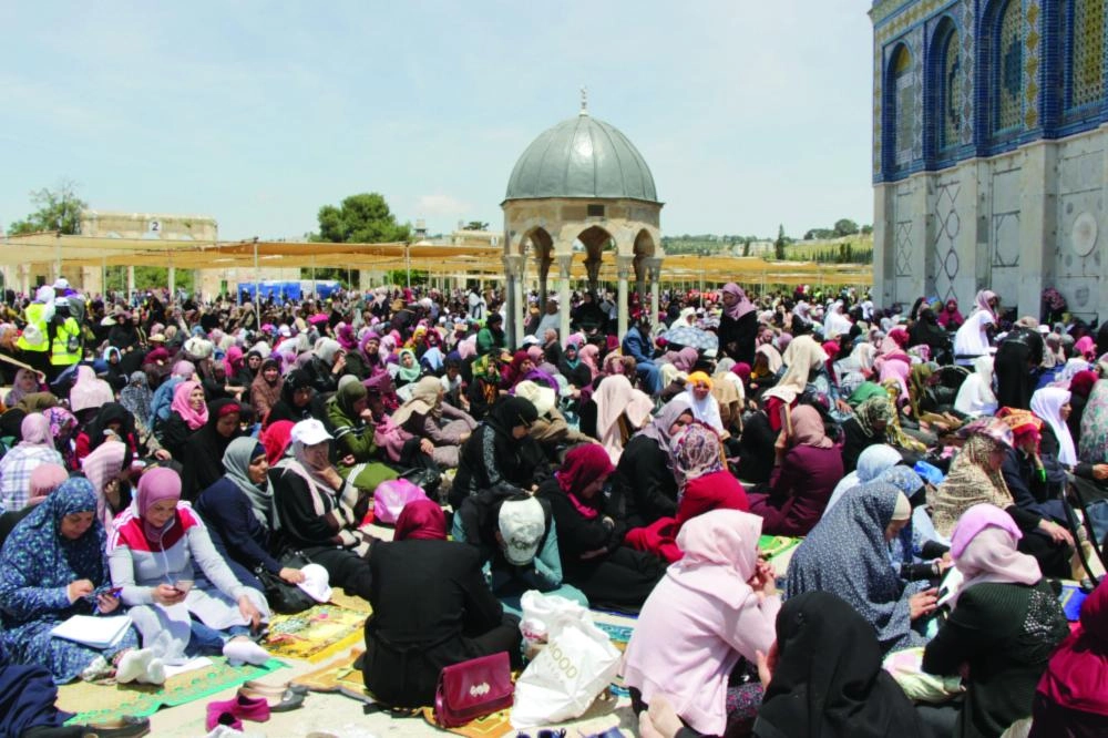 مسلمون في ساحة المسجد الأقصى (د ب أ)