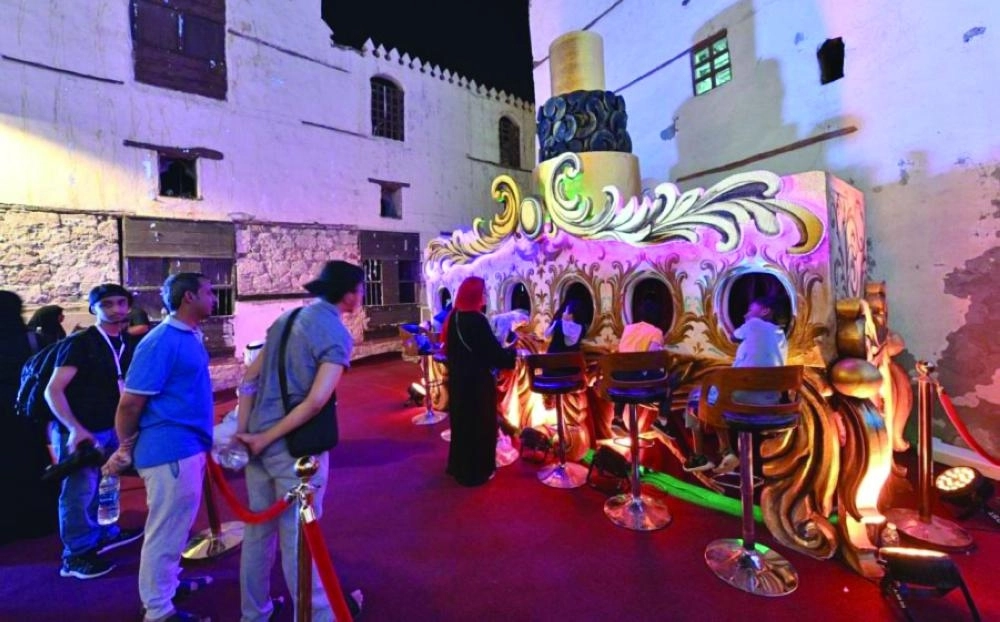 






عدد من الزوار خلال اطلاعهم على صندوق الدنيا                                        (مكة)