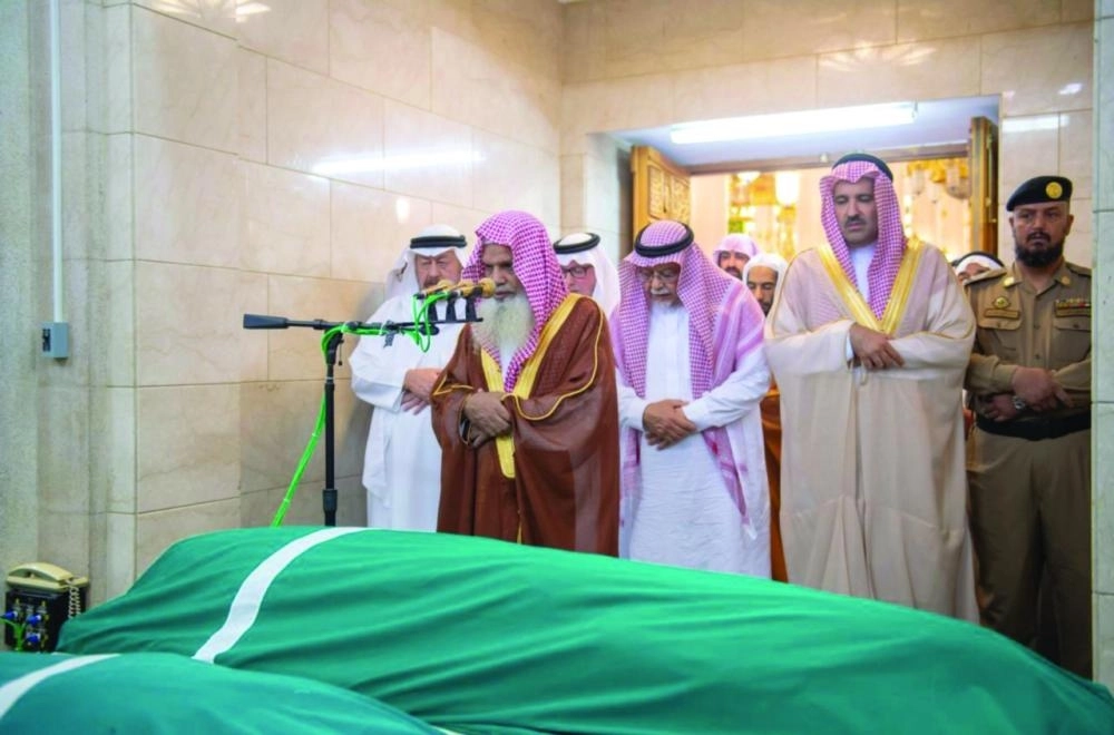 



فيصل بن سلمان خلال الصلاة على علي الشاعر في المسجد النبوي                   (واس)