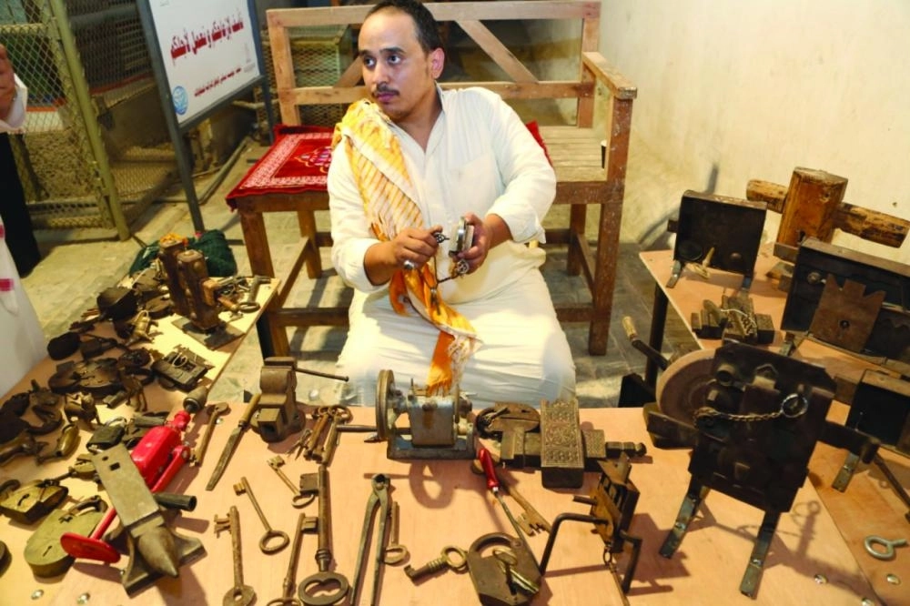 






أيمن رجب مع مقتنياته                                                                   (مكة)