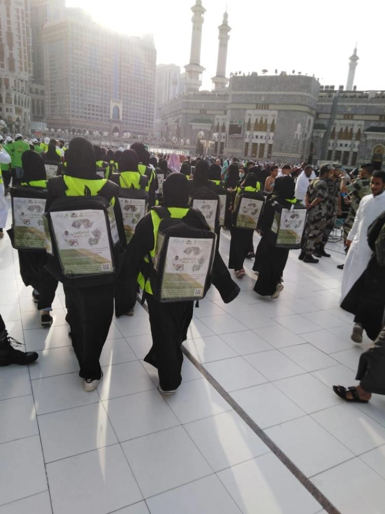 عناصر نسائية من فريق جمع الفائض (مكة)