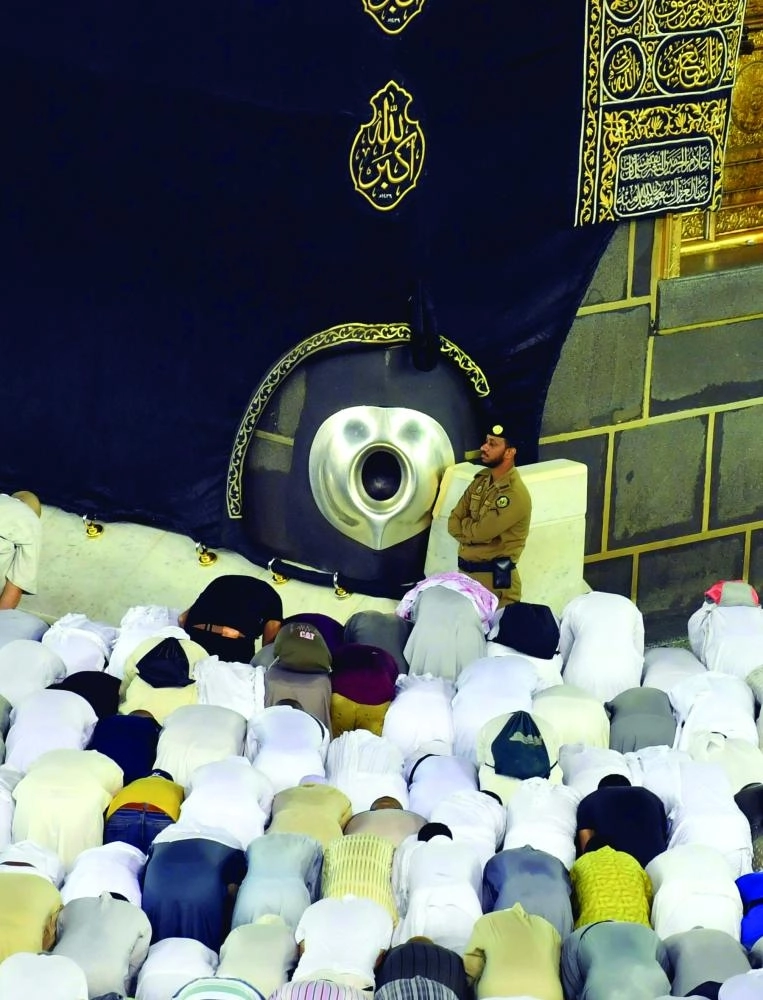 رجل أمن في حراسة الحجر الأسود  (مكة) 