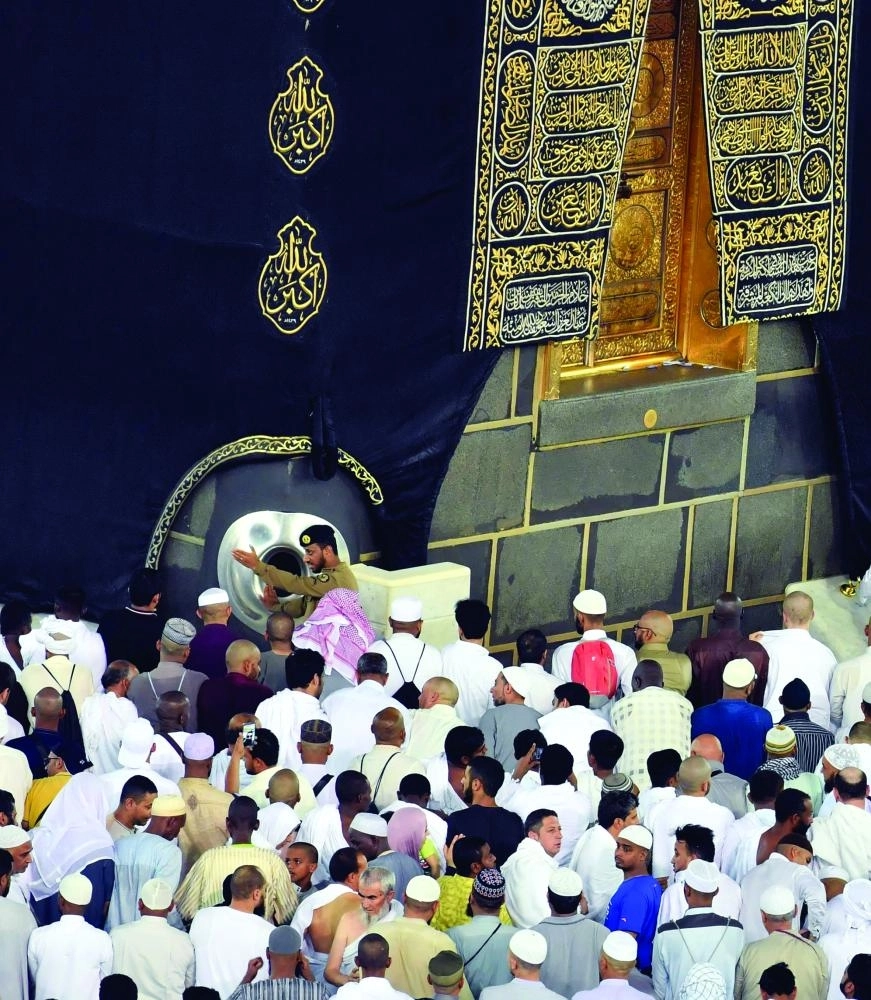 رجل أمن ينظم عملية تقبيل الحجر الأسود  (مكة)