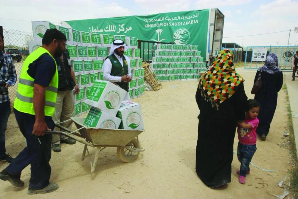 






أسر تحمل المساعدات في مخيمي الأزرق والزعتري في الأردن                                                                                    (مكة)