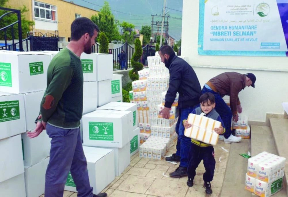 مستفيدون من السلال الغذائية في ألبانيا