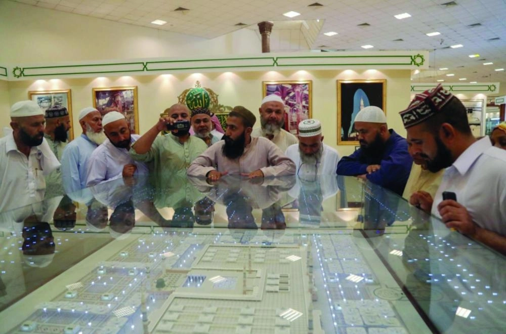 معتمرون خلال زيارتهم لمعرض عمارة الحرمين (مكة)