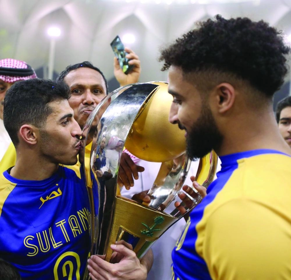 سلطان الغنام وعبدالرحمن العبيد يحتضان الكأس