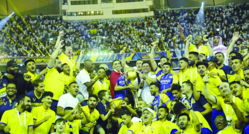 لاعبو النصر عقب التتويج