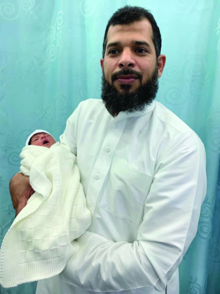 الطفلة نور مع والدها بعد إعادتها (مكة)