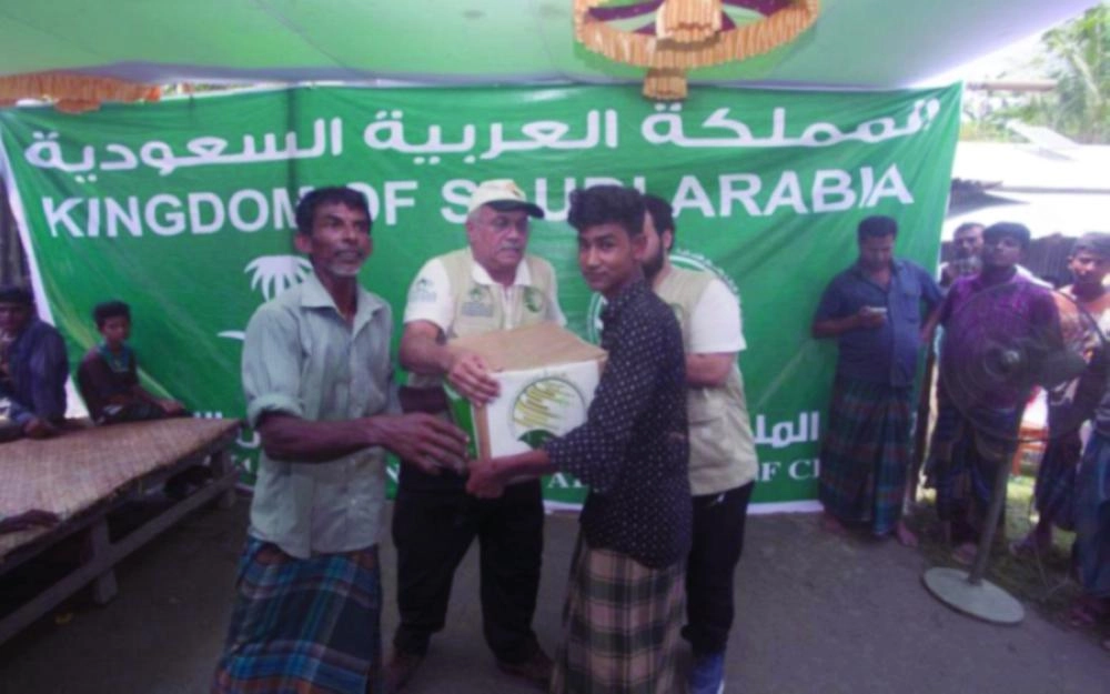 توزيع السلال الغذائية في بنجلاديش (واس)