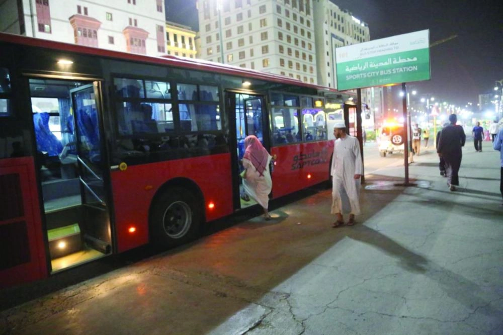 حافلات النقل الترددي بإحدى المحطات  (محمد عبداللطيف)