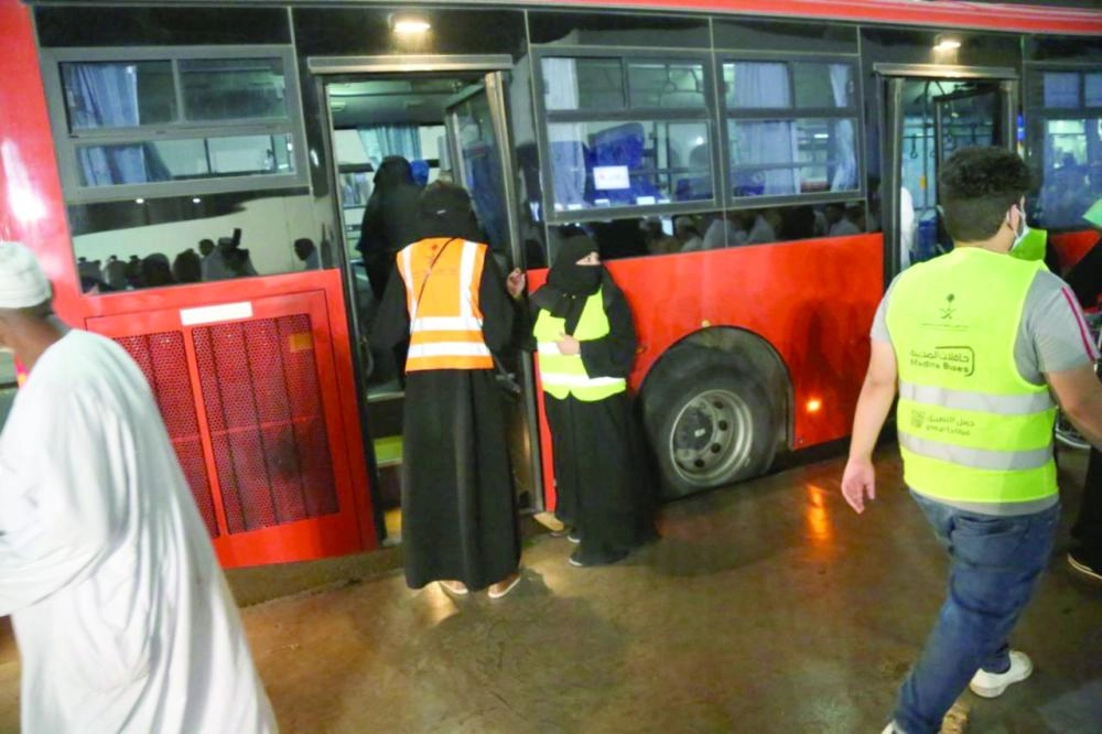 حافلات النقل الترددي بإحدى المحطات (محمد عبداللطيف)